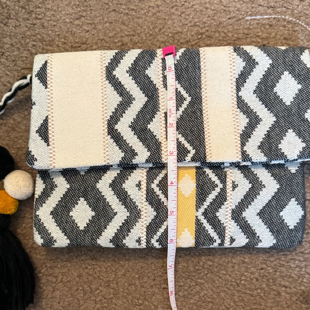 Geometric Patterned Clutch with Tassel / cross - Picture 2 of 5